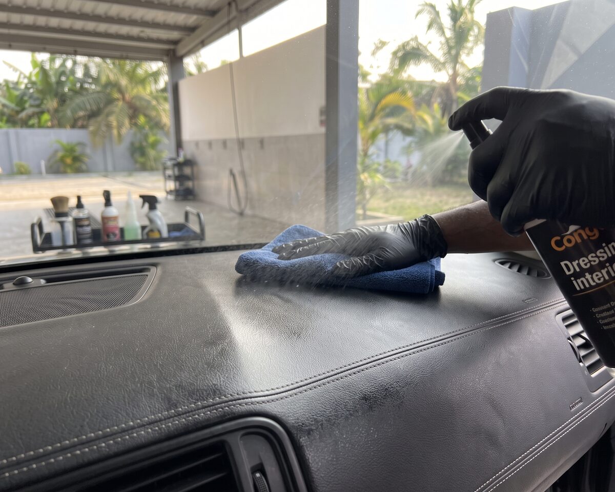 Traitement du tableau de bord au quick detailer