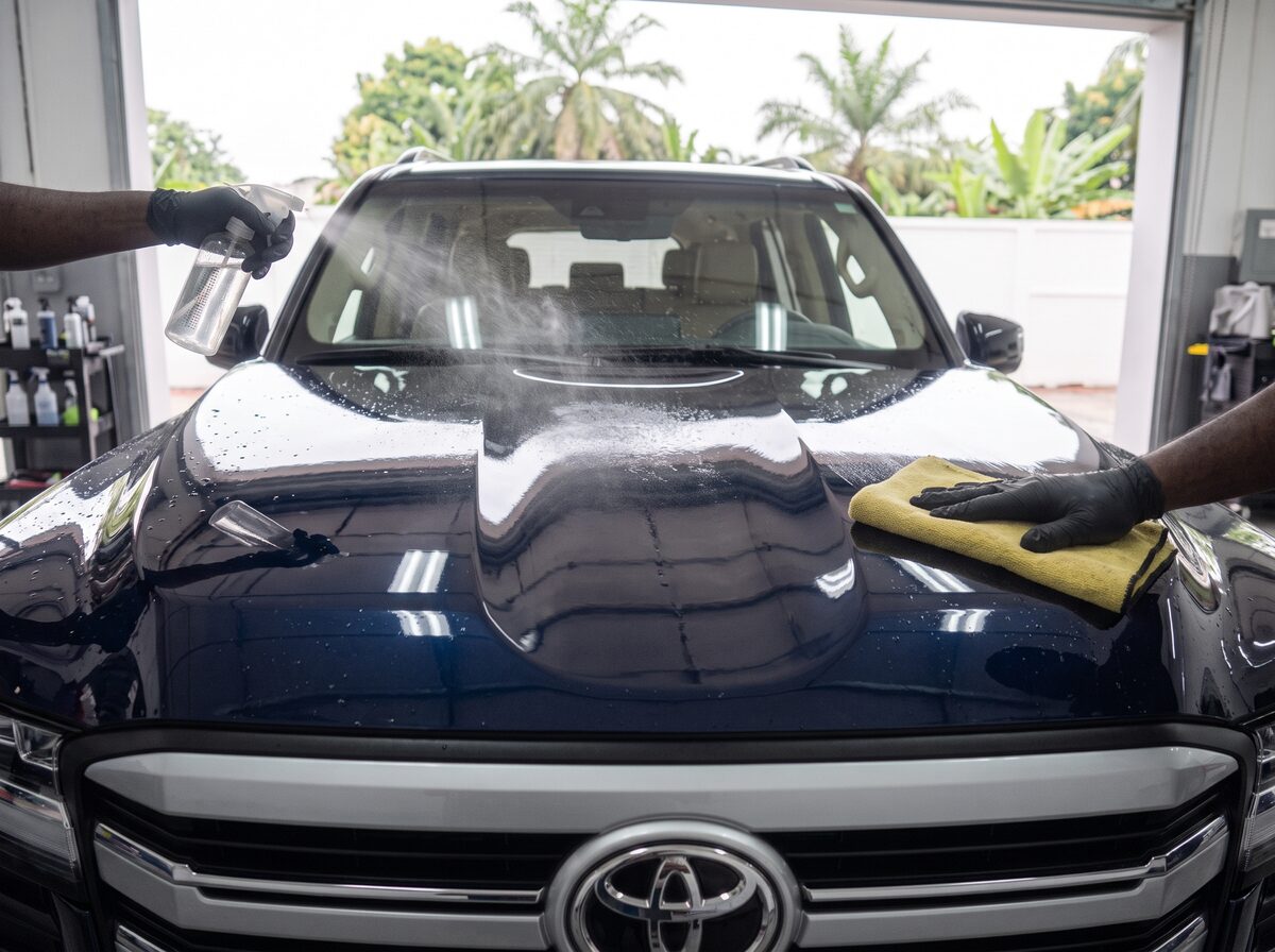 Application de wax liquide sur un Toyota Land Cruiser